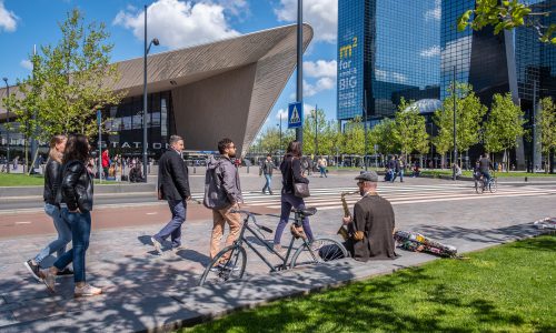Rotterdam plaatst voetganger op een voetstuk