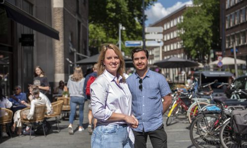 Laura Nijkamp (Trimbos-instituut) en Kristian de Bruyne (gemeente Rotterdam) vertellen over middelengebruik voor een terras op de Meent (fotograaf: Jan vd Meijde)