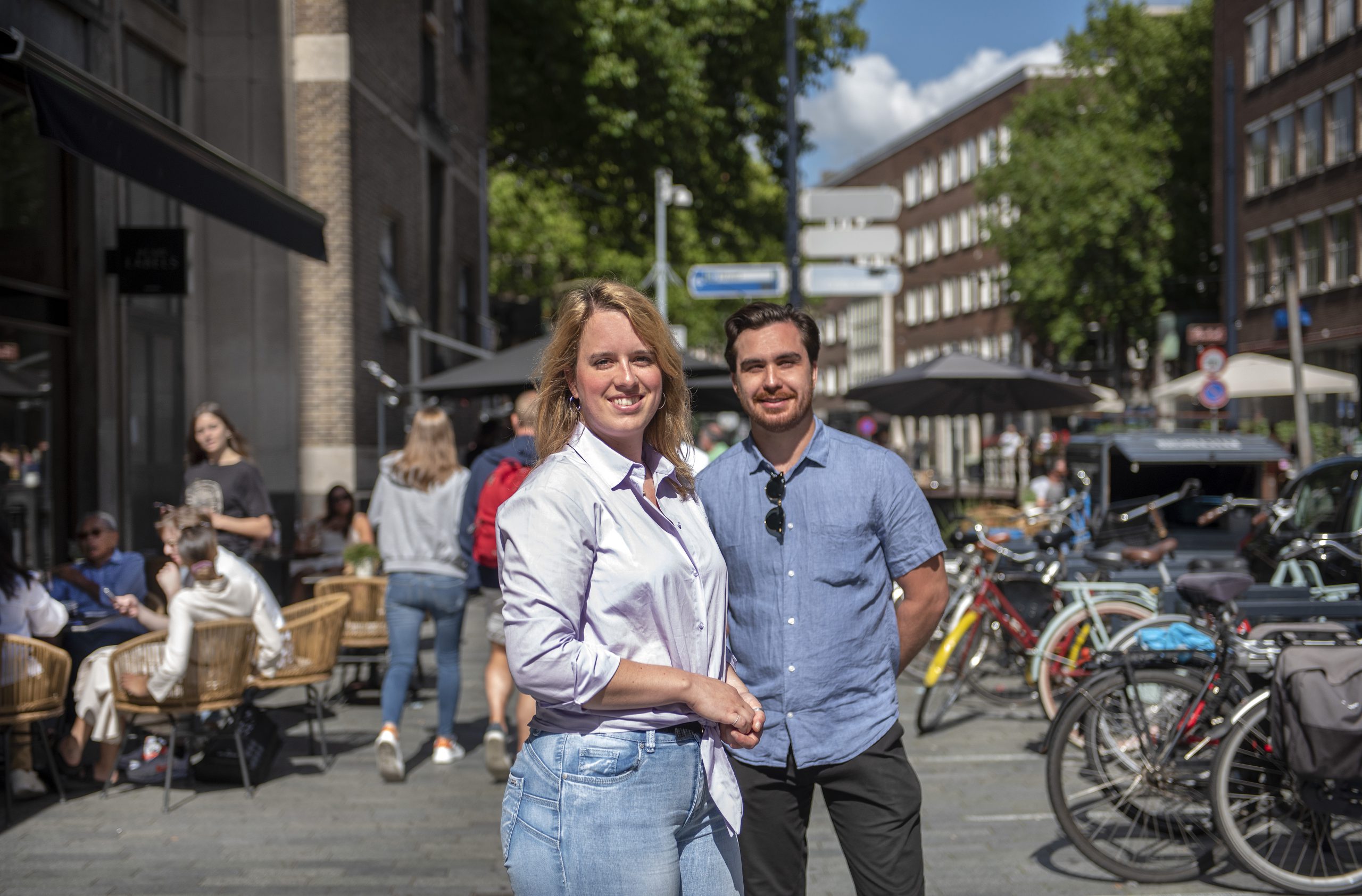 Laura Nijkamp (Trimbos-instituut) en Kristian de Bruyne (gemeente Rotterdam) vertellen over middelengebruik voor een terras op de Meent (fotograaf: Jan vd Meijde)