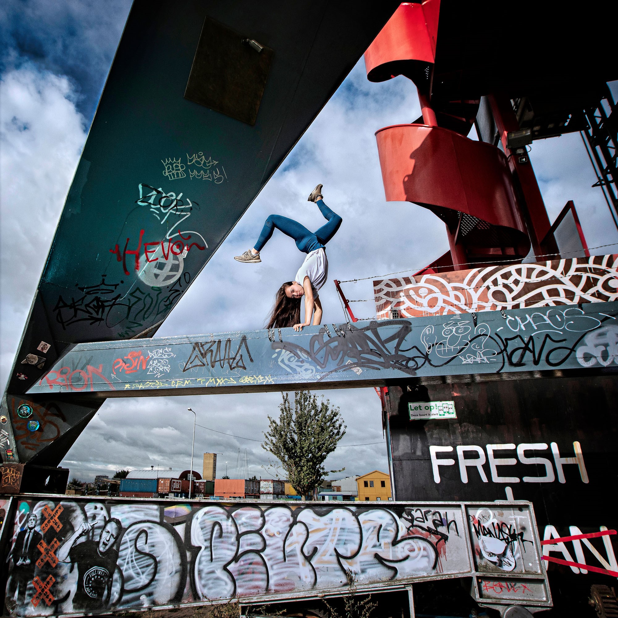 Een freerunner maakt een handstand op een buitenlocatie in de stad, een voorbeeld van urban sports (Foto van Wendy Ruijfrok).