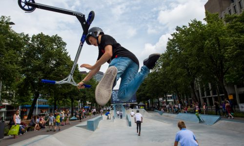 Urban sports is hot onder jongeren. Een stepskater doet een truc in het skatepark Westblaak. Foto van Jan van der Ploeg.