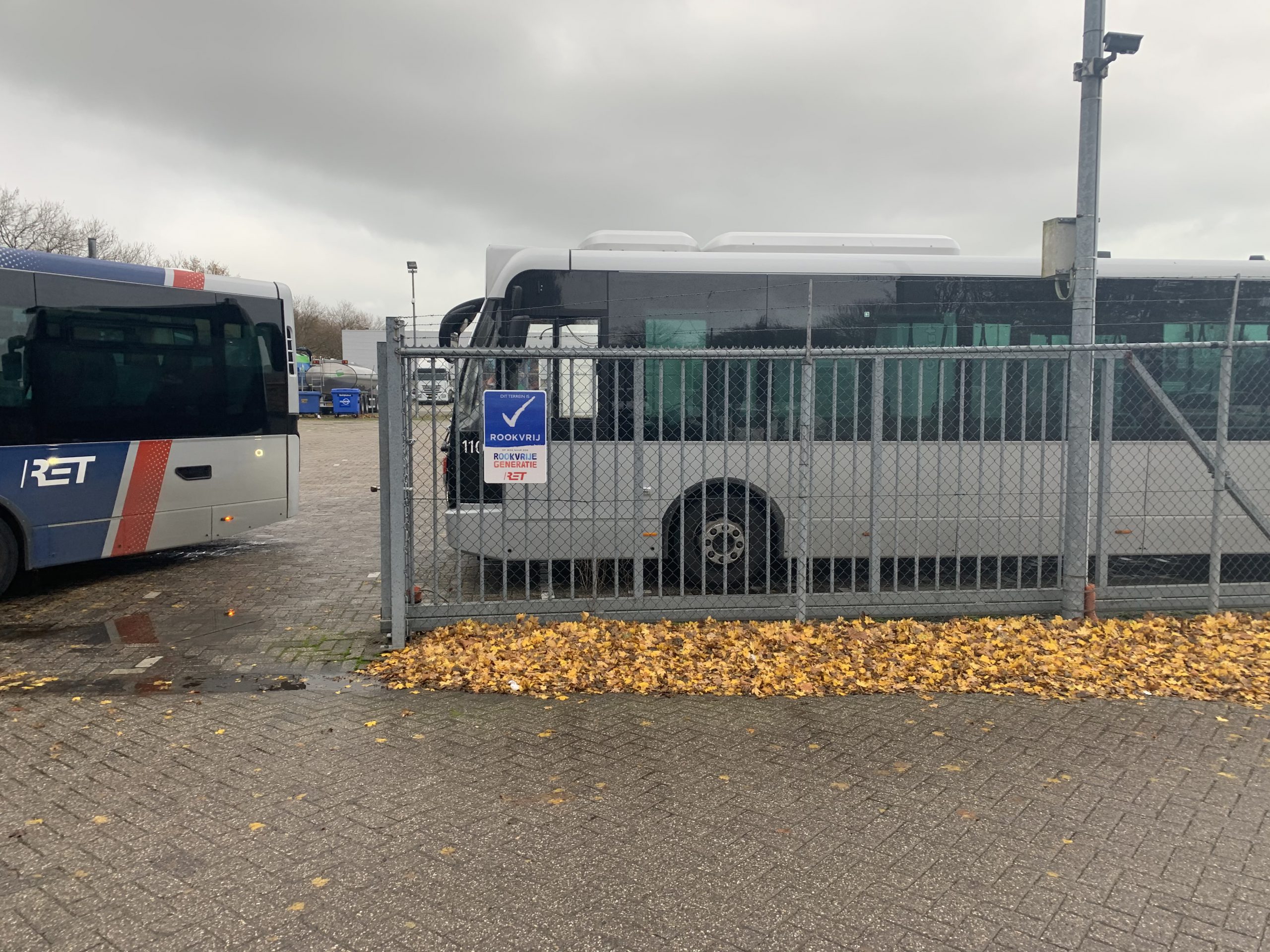 Bussen bij een RET remise die sinds 1 oktober 2020 rookvrij zijn.