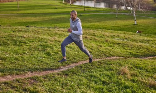 Patrick van Luijk trekt een sprintje in de natuur. Illustratief voor artikel over coronamarathon