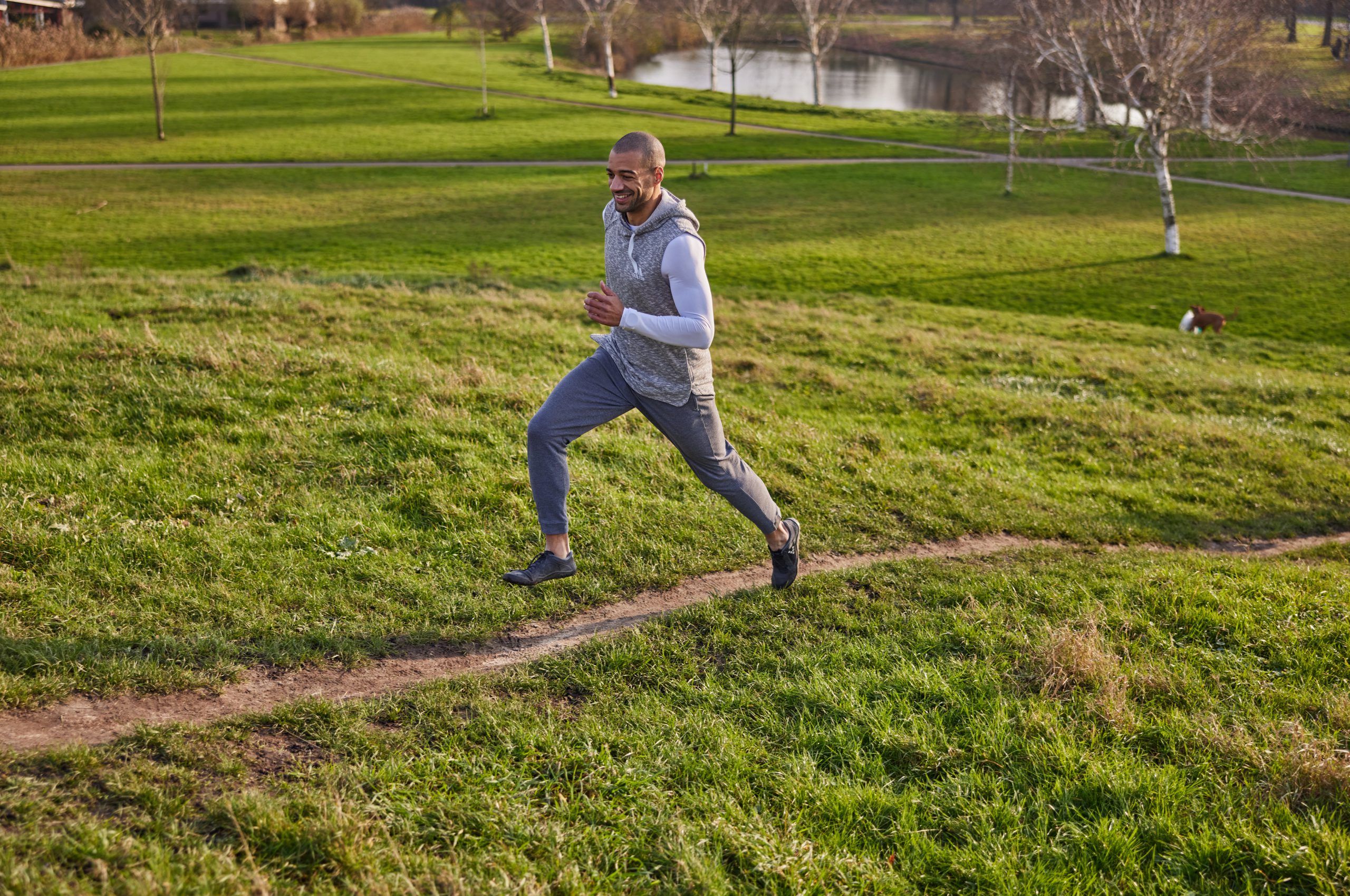 Patrick van Luijk trekt een sprintje in de natuur. Illustratief voor artikel over coronamarathon