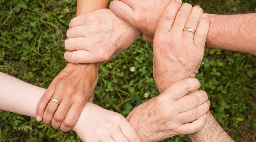 Handen ineen geslagen ter illustratie voor het bereiken van kwetsbare mensen. Bron: Pixabay.