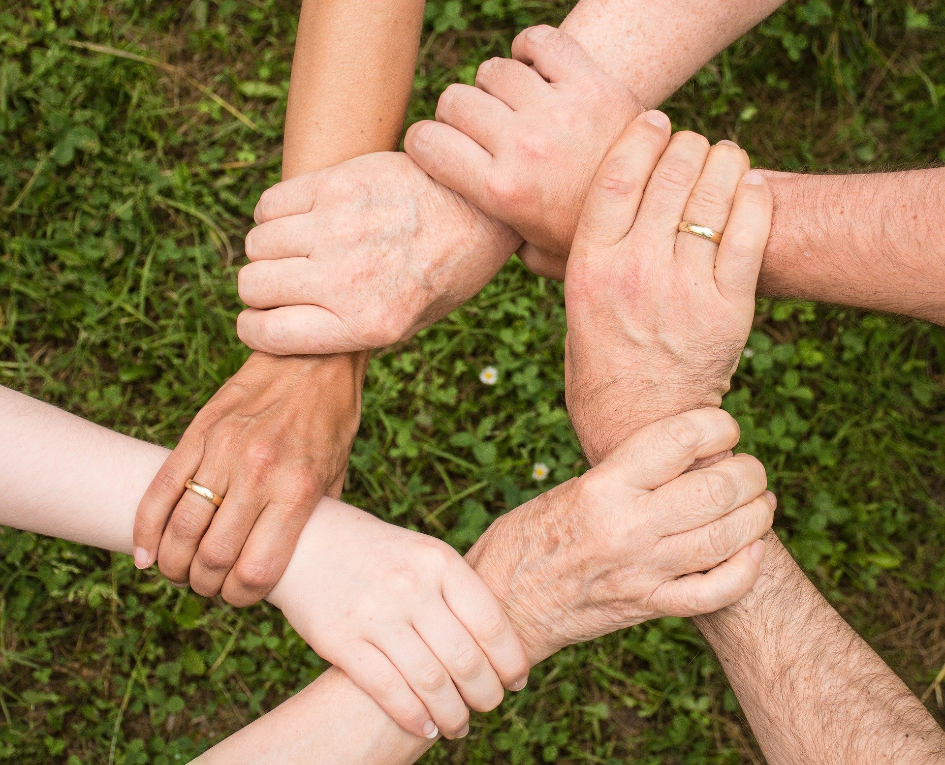 Handen ineen geslagen ter illustratie voor het bereiken van kwetsbare mensen. Bron: Pixabay.