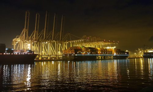 De Rotterdamse haven in de nacht, tijdens een volcontinudienst bij ECT