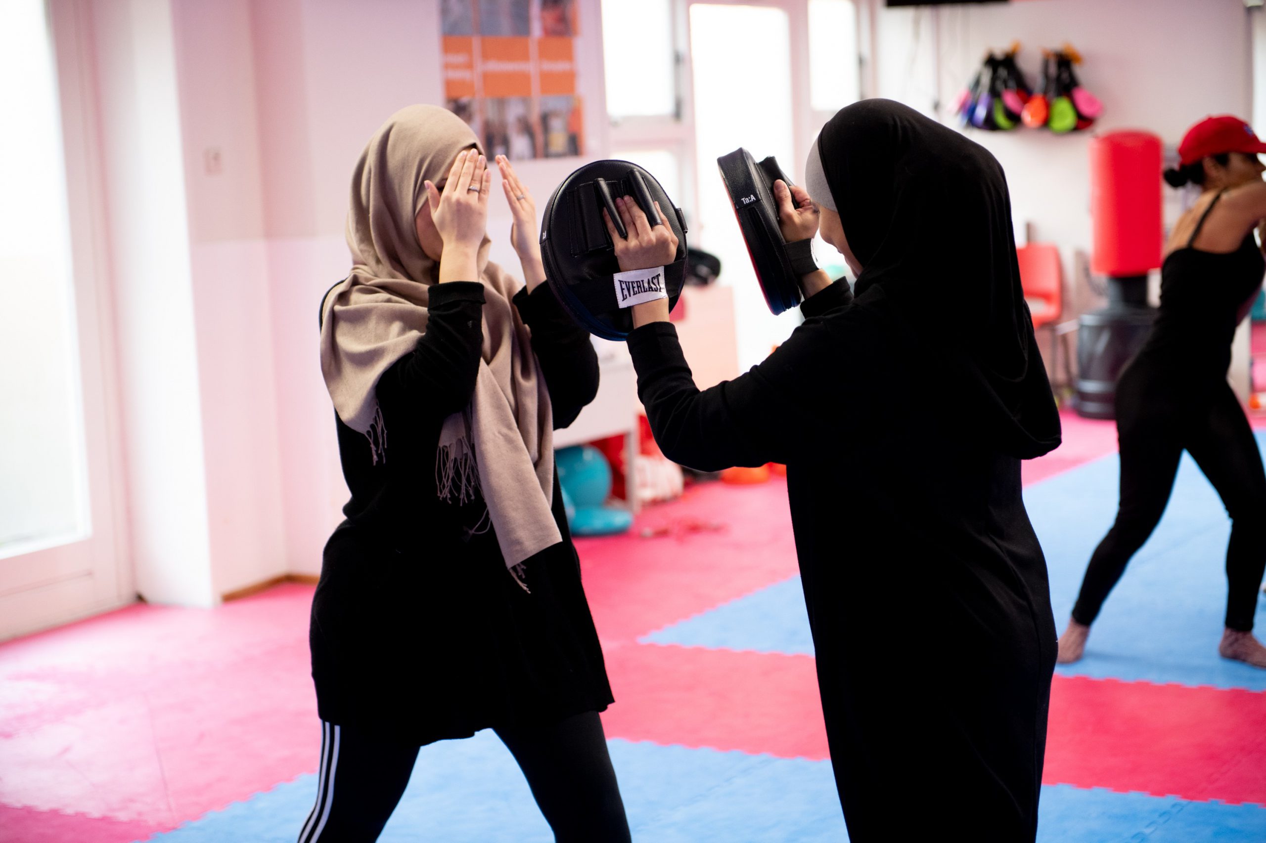 Twee dames boksen tijdens een Beweegplus activiteit.