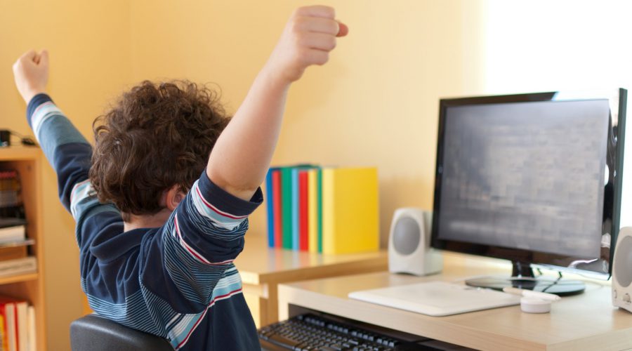 Een kind achter een computer, illustratief voor artikel over digitale toepassing van het RID.