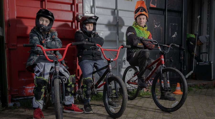 Drie jongens op een BMX via SportMEE. Foto van MEE NL.