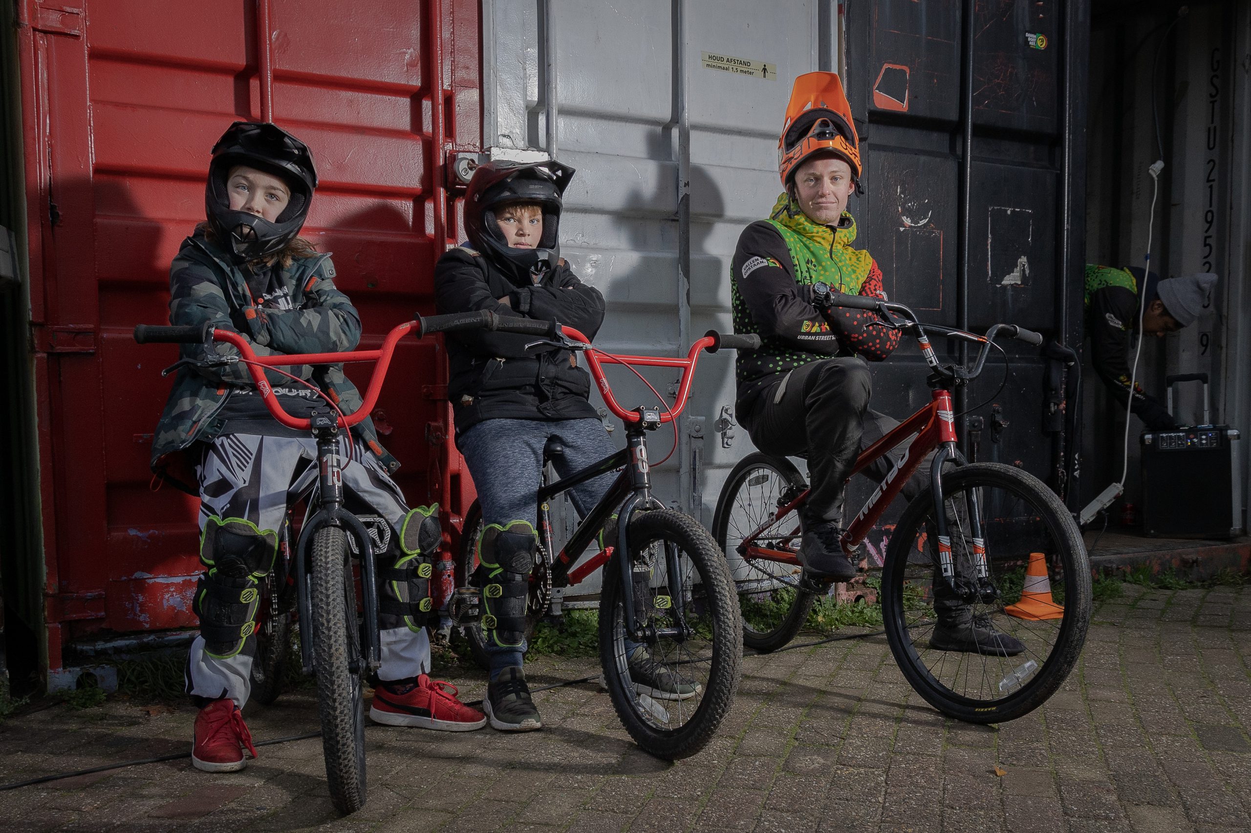 Drie jongens op een BMX via SportMEE. Foto van MEE NL.