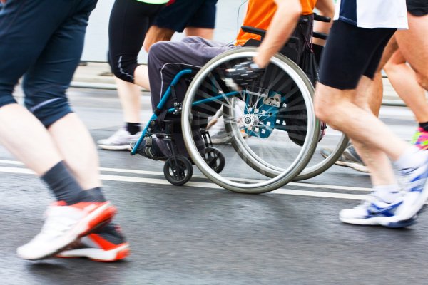 Een man in een rolstoel tijdens een hardloopwedstrijd. Illustratief voor artikel over de Community Challenge van Hieroo.
