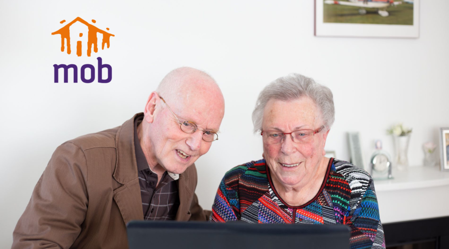 Twee ouderen achter een laptop.