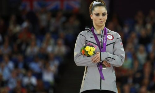 Turnster Mckayla Maroney is niet blij met haar zilveren medaille. Illustratief voor bij het artikel over prestatiedruk onder jongeren.