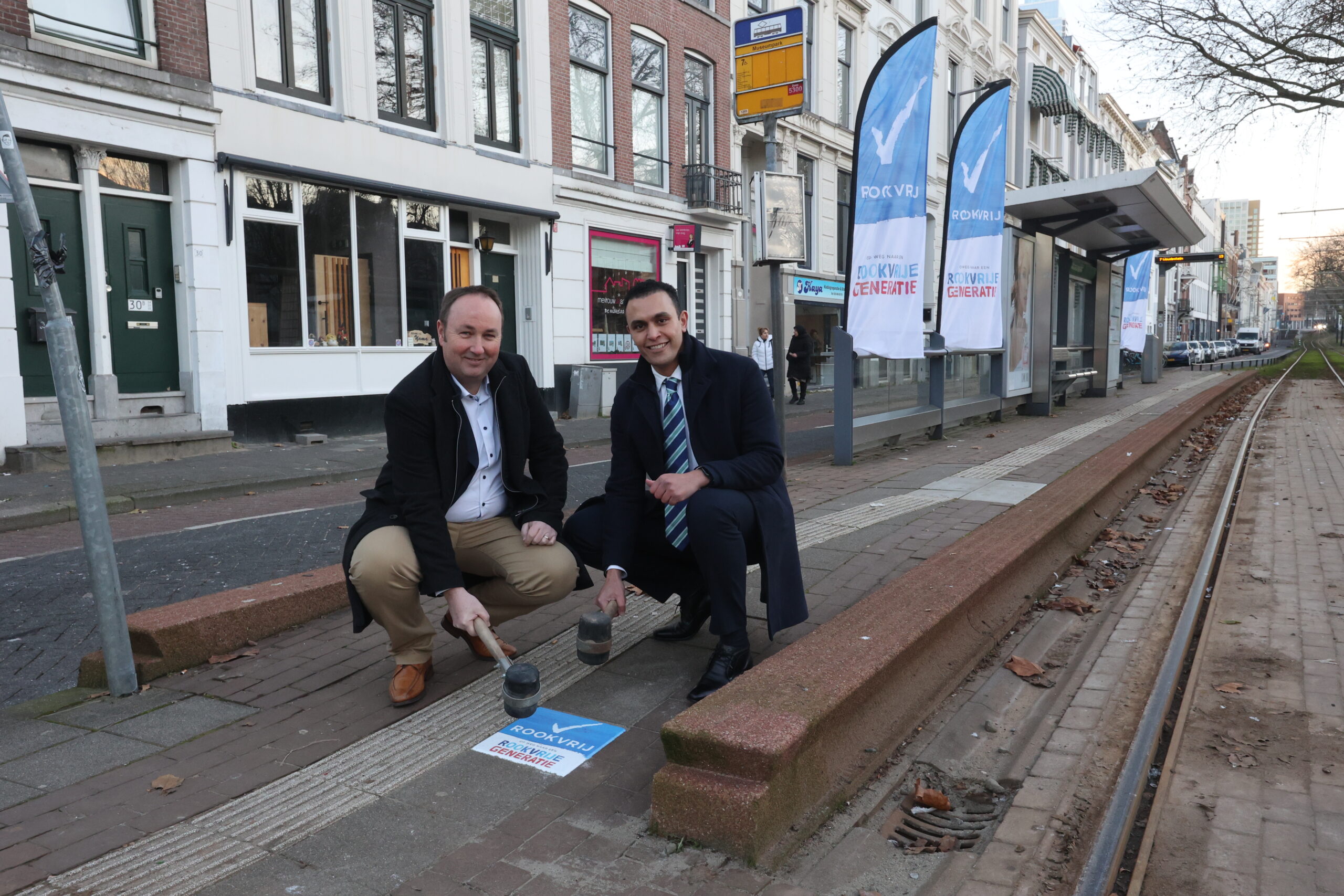 Wethouder Achbar en RET-directeur openen eerste rookvrije tramhalte