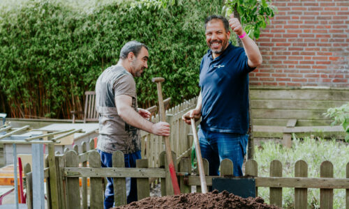 Twee mannen met een schop in de hand bij een tuintje. Illustratief voor het Groen Festival over duurzaamheid en inclusie.