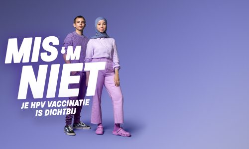 Foto van twee jongvolwassenen met daaroverheen de tekst Mis 'm niet, je HPV-vaccinatie is dichtbij