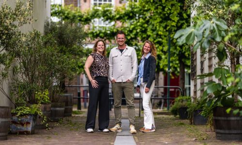 Van links naar rechts: Roos van Esch, Niels Visser Eva van Stiphout poseren in een groene omgeving