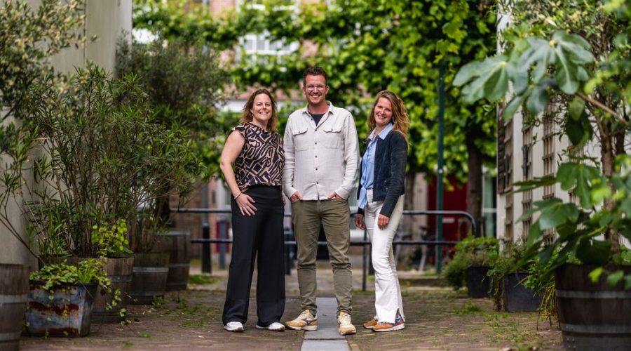 Van links naar rechts: Roos van Esch, Niels Visser Eva van Stiphout poseren in een groene omgeving