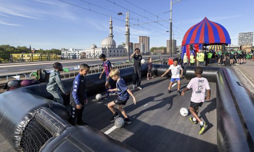 Kinderen voetballen in Rotterdam-Zuid