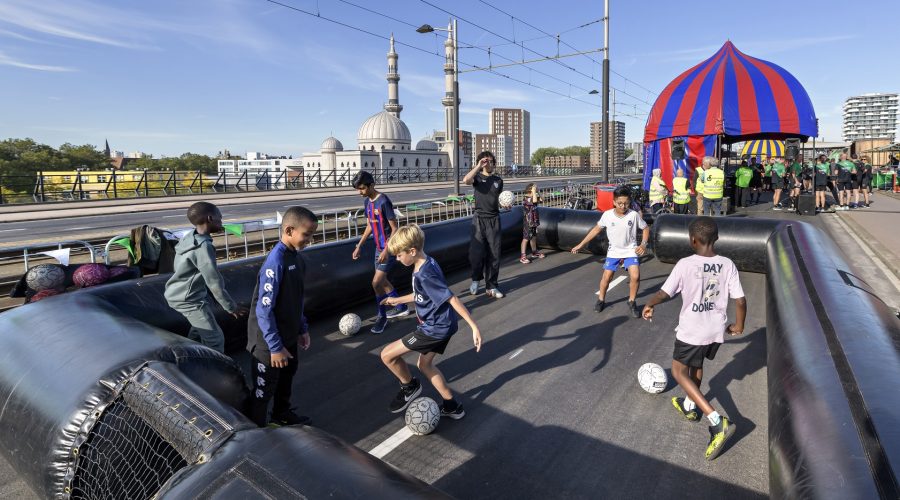 Kinderen voetballen in Rotterdam-Zuid