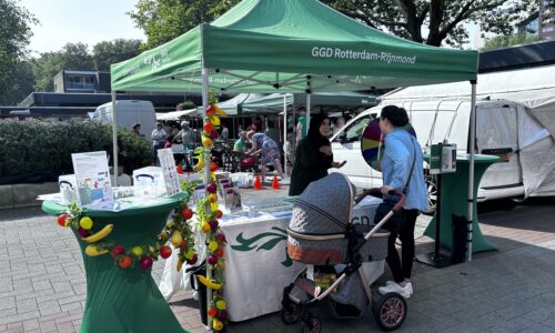 Medewerkers van het team Preventie en Voorlichting in gesprek tijdens de GGD op de gezonde wijktour