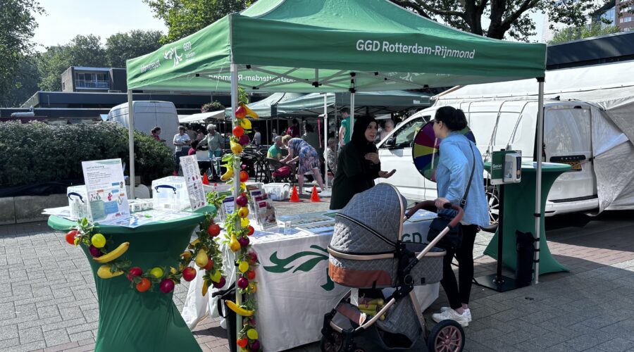 Medewerkers van het team Preventie en Voorlichting in gesprek tijdens de GGD op de gezonde wijktour