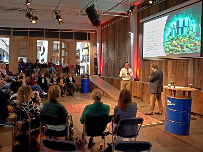 Zaal, sprekers en presentatie tijdens eindsymposium gezonde schoollunch 2024