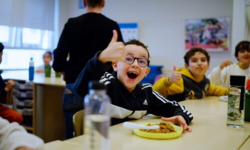 Jongetje steekt duim op tijdens gezonde schoollunch Rotterdam