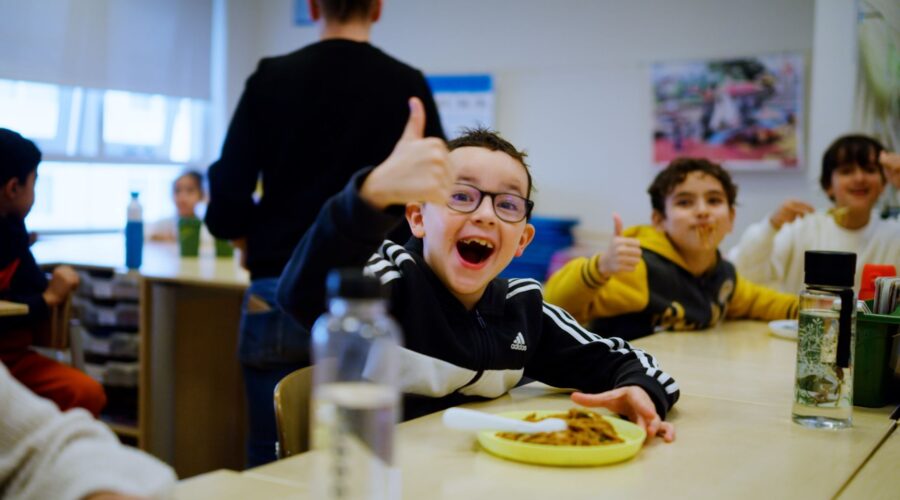 Jongetje steekt duim op tijdens gezonde schoollunch Rotterdam