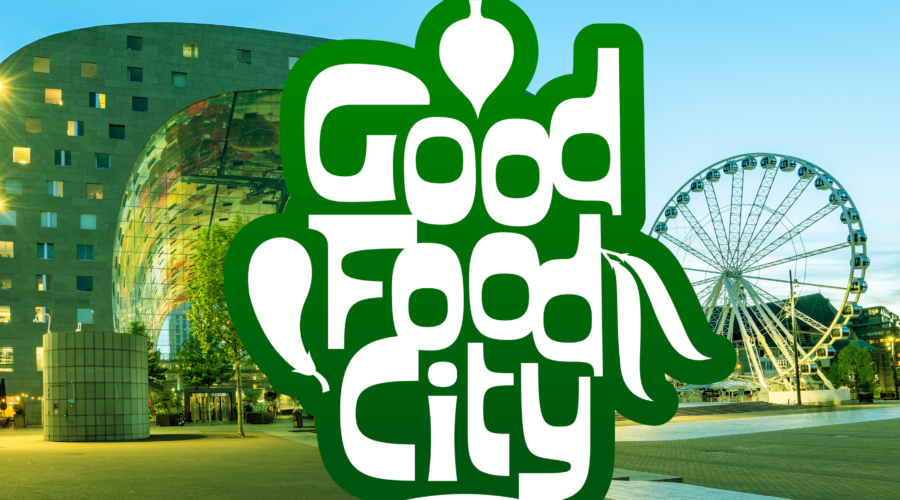 Het logo van Good Food City, met op de achtergrond een foto van de markthal in Rotterdam en een reuzenrad. Het logo zelf bestaat uit de tekst Good Food City in groene speelse letters, met daarin een ui en aubergine verwerkt.