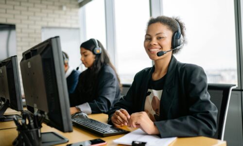 twee vrouwen achter computer