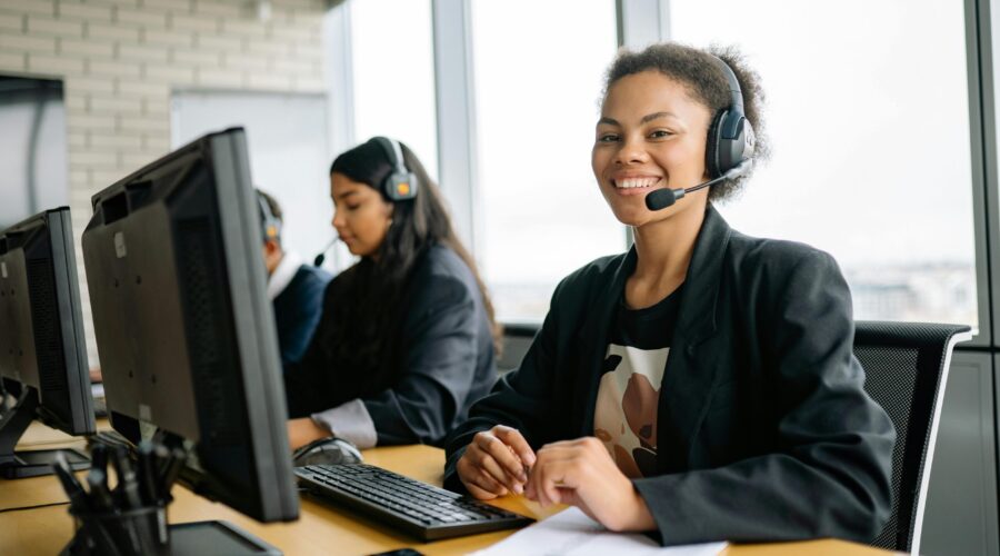 twee vrouwen achter computer