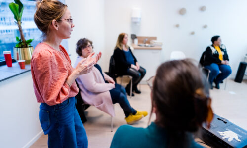 Leefstijlcoach Evelyne in een groepssessie