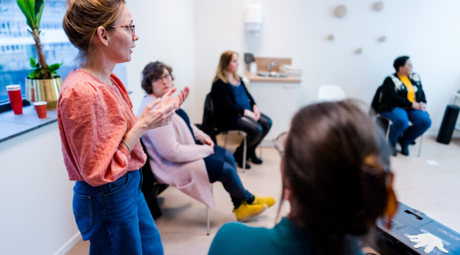 Leefstijlcoach Evelyne in een groepssessie