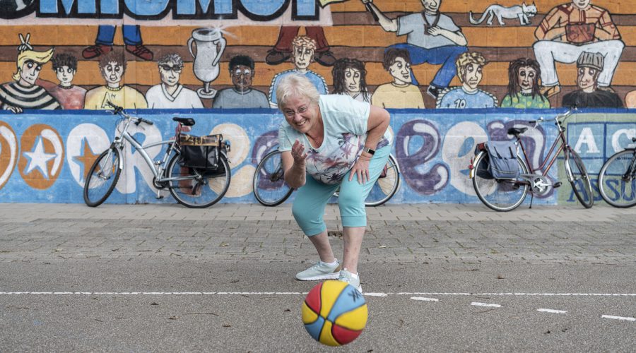 Een oudere in beweging, illustratief voor het platform Beweegcoach