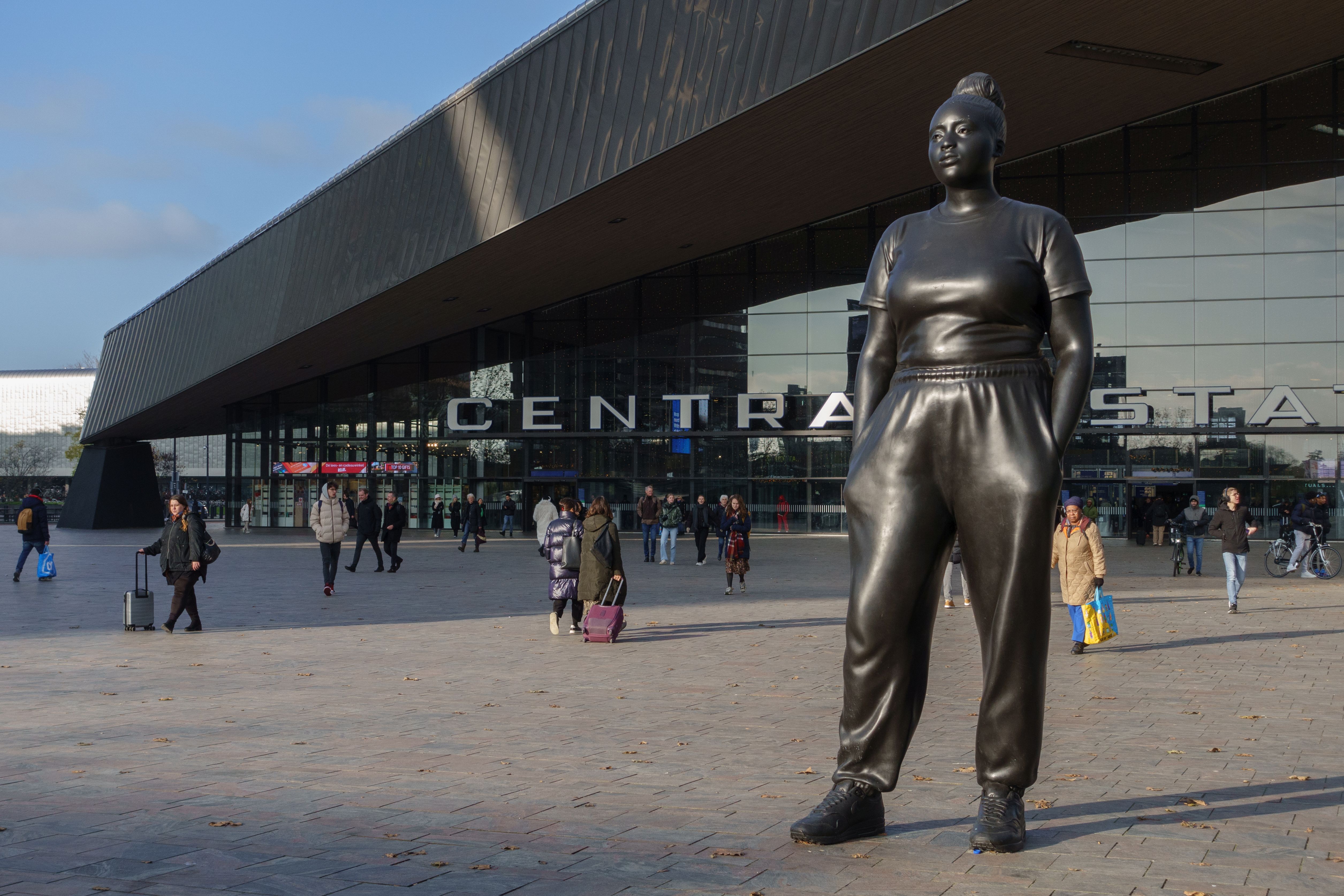 Beeld vrouw stationsplein Rotterdam CS. Foto door Peter Schmidt