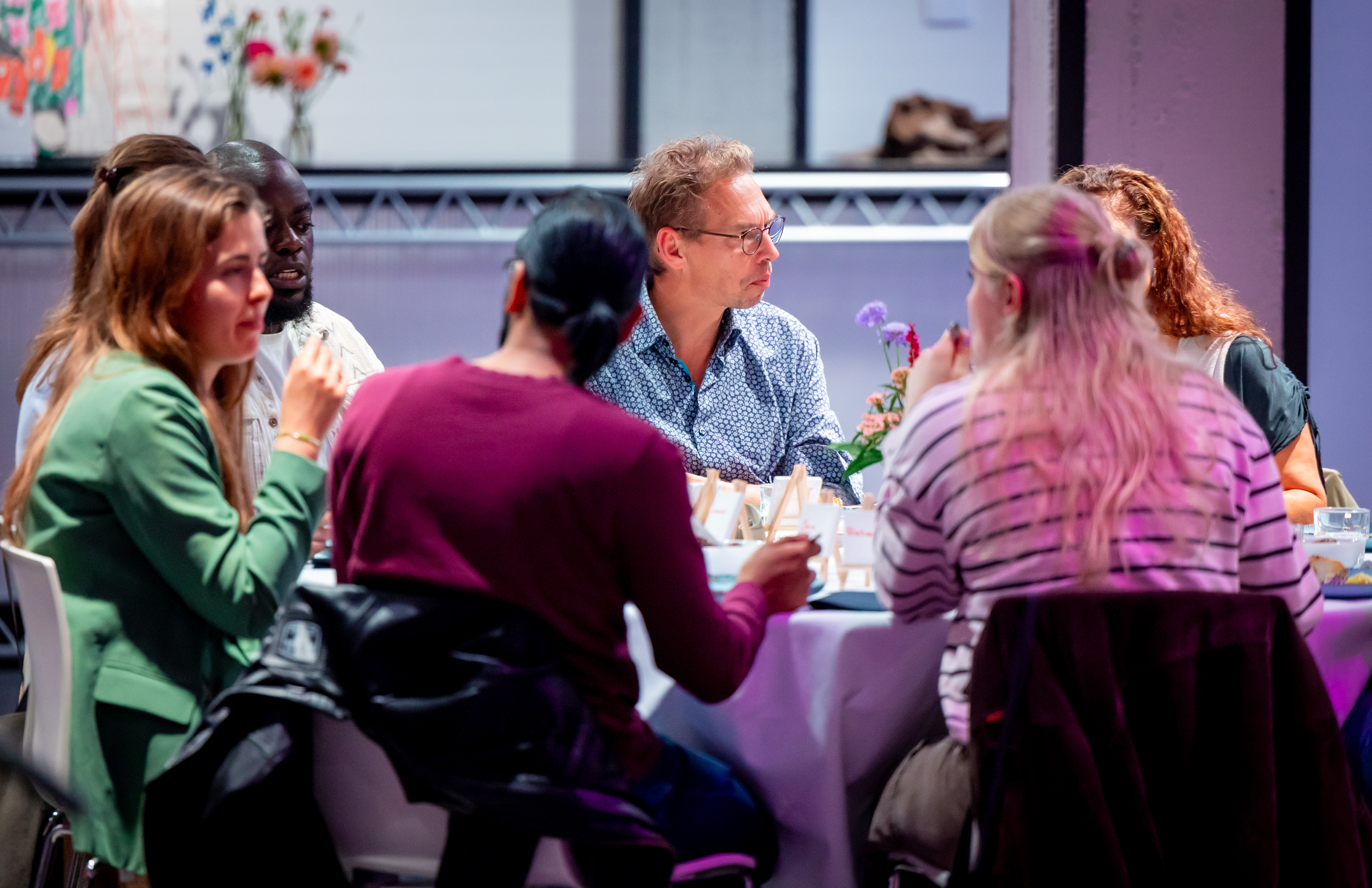 Deelnemers aan het symposium in gesprek