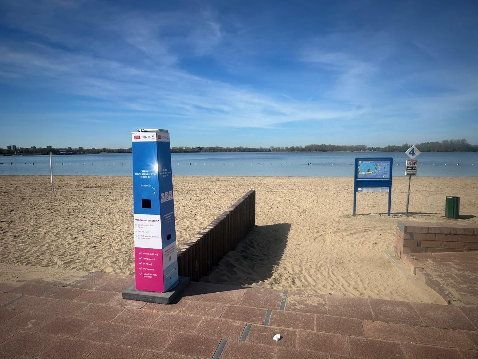 Zonnebrandpaal op het strand in Nesselande
