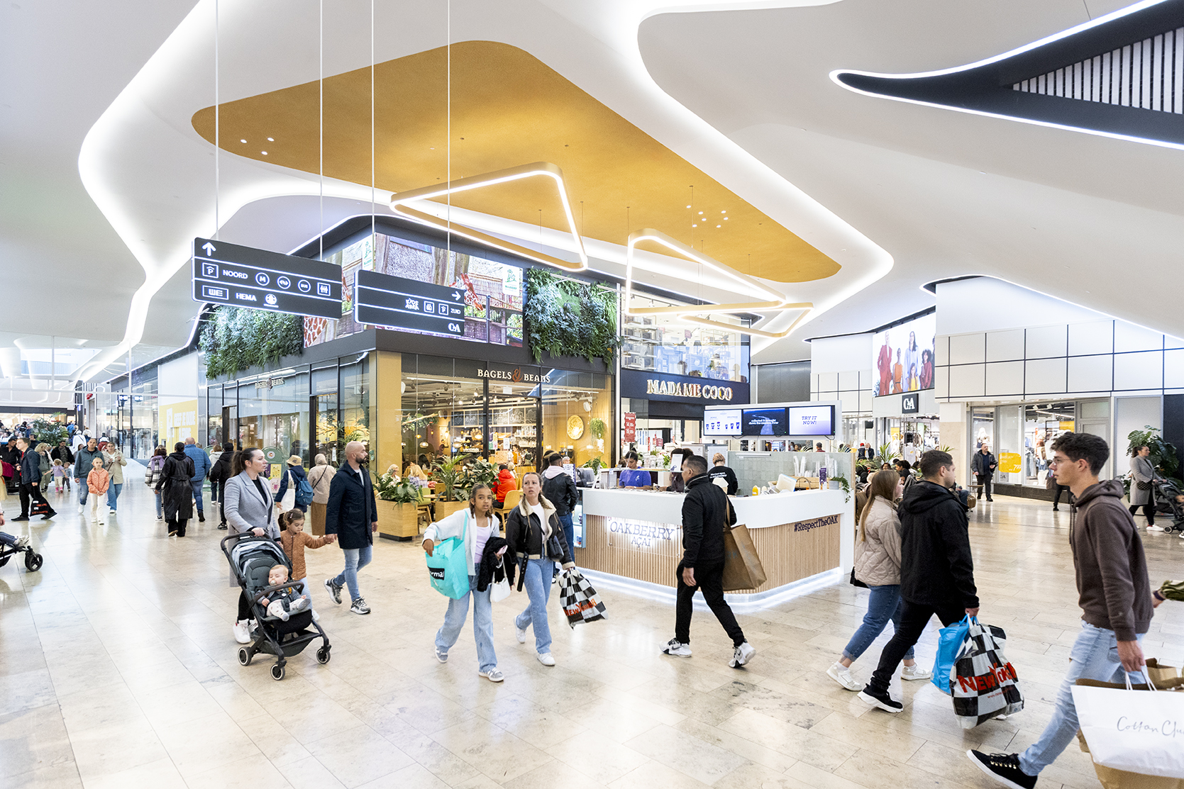 Bezoekers van Alexandrium Shopping Center