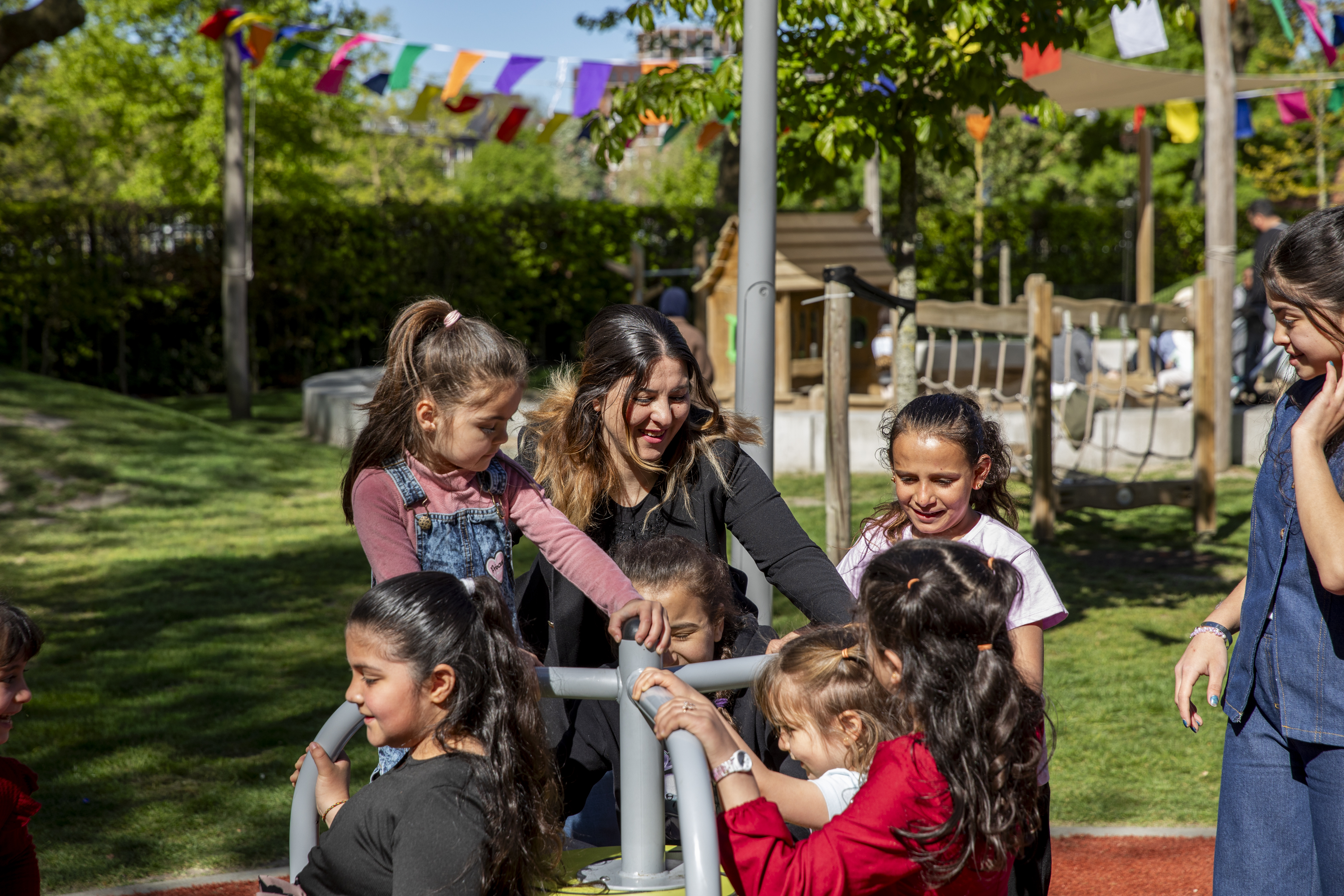 Kinderen die buiten spelen
