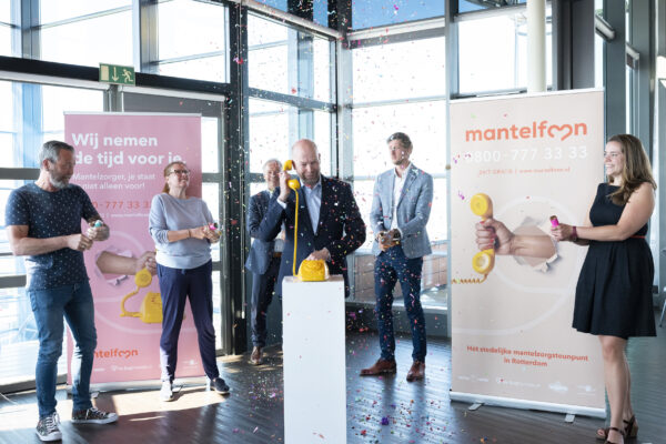 Mantelfoon gelanceerd: eerste 24-uurs steunpunt voor mantelzorgers
