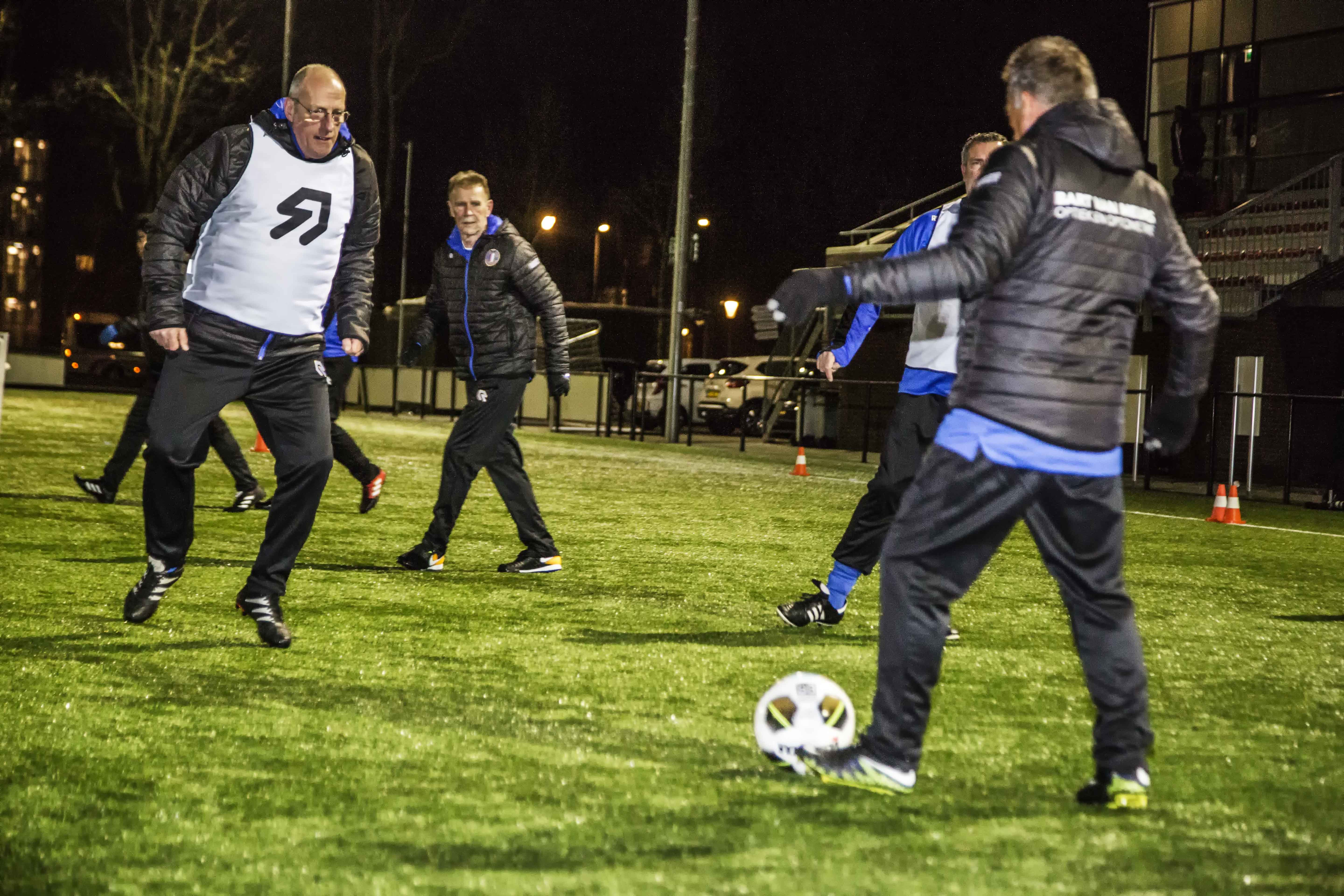 De bal rolt weer voor ouwe kanonnen sv Charlois