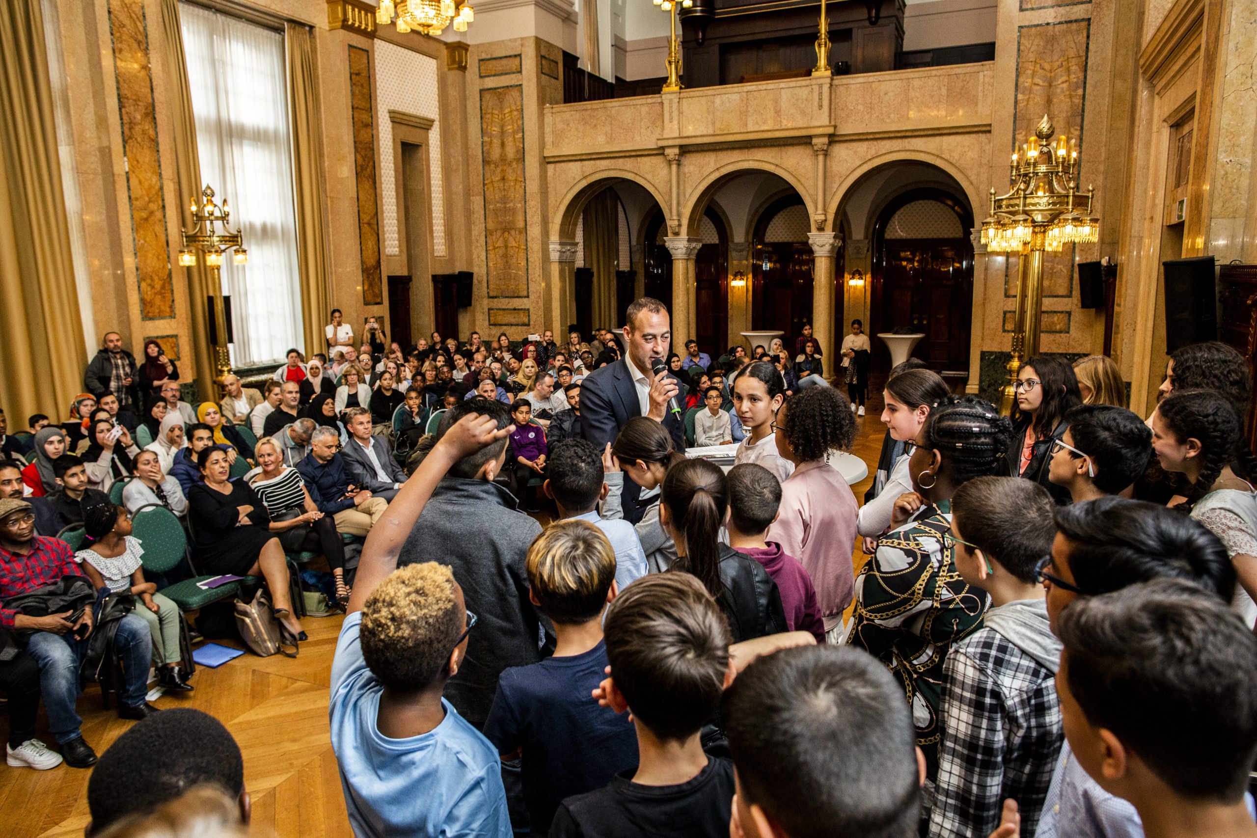 Sezer bereikt met ambassadeurs de moeilijk bereikbare Rotterdammers